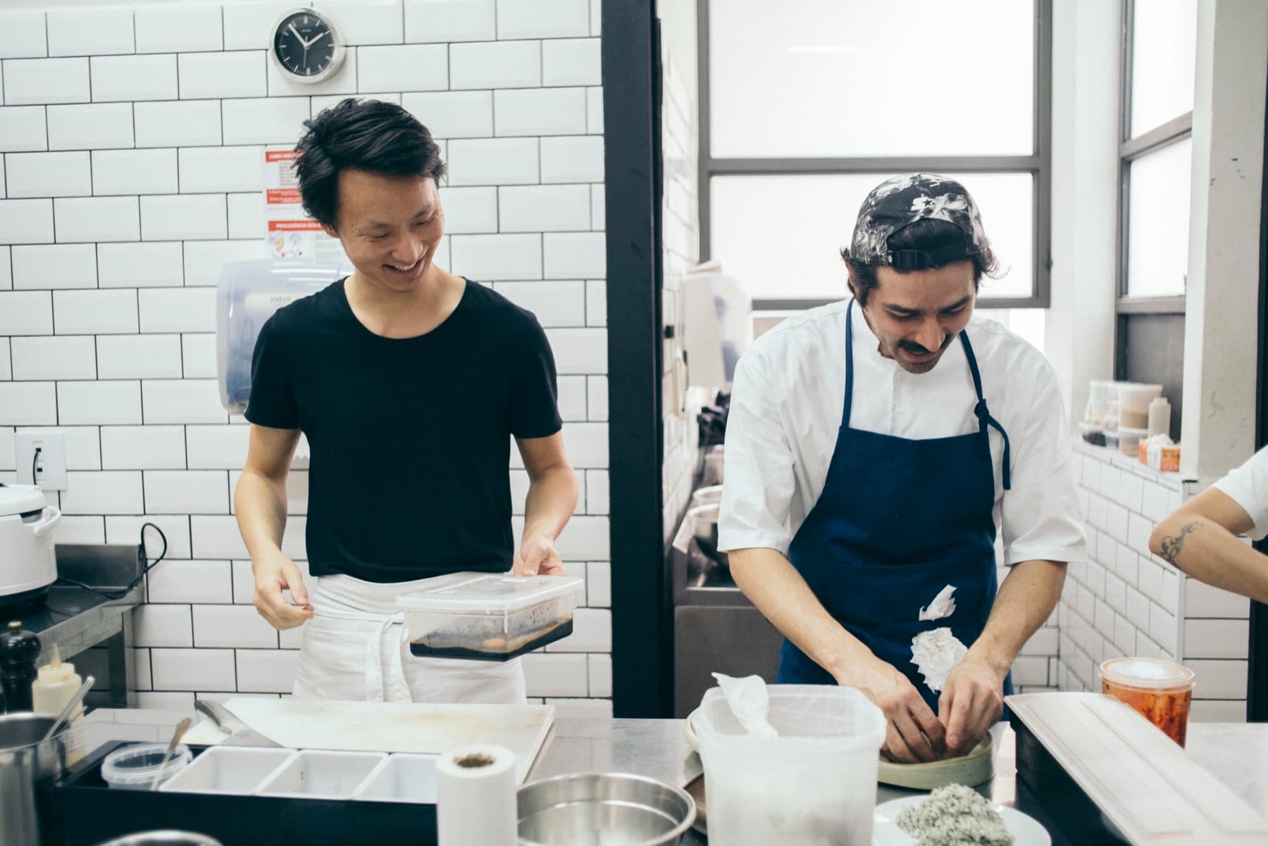 Paulo Shin na cozinha de um restaurante